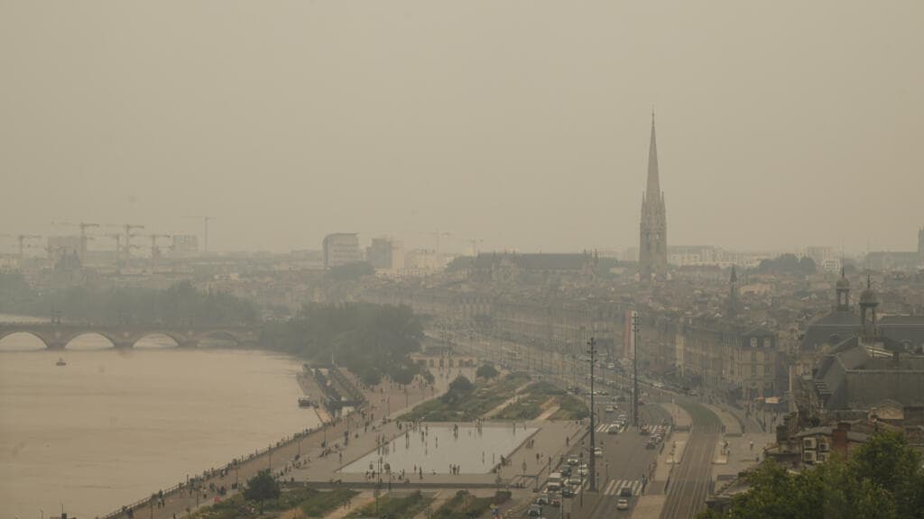 "J'ai passé la nuit à tousser" : sous les fumées des incendies, Bordeaux suffoque